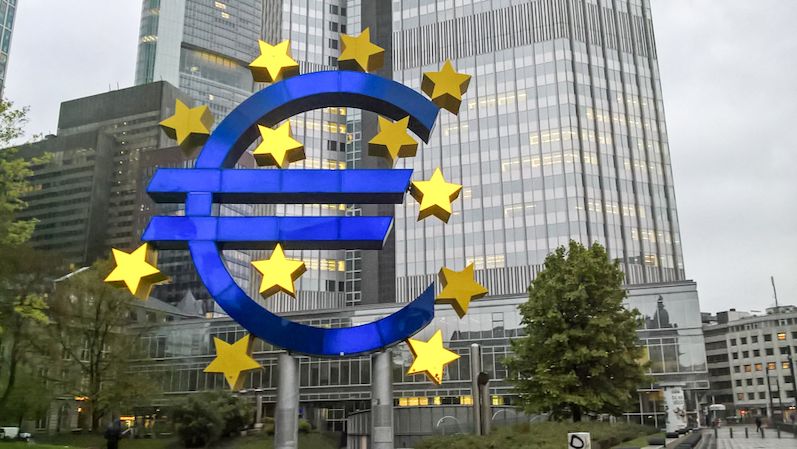 ECB zvýšila základní úrok o půl bodu na 2,5 procenta